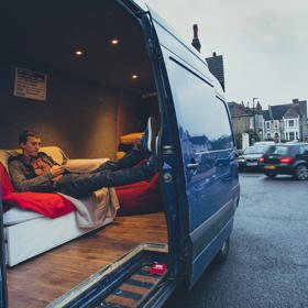 2. Alex. Zrovna se bude vystěhovávat ze své dodávky, ve které bydlel posledních 18 měsíců, aby si našetřil peníze na cestování. Streatham, prosinec 2016.