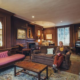 3. Tom. Žije v Clementi House, někdejším londýnském domově Muzia Clementiho (1752–1832), klavíristy, skladatele a „Otce pianoforte“. Kensington, prosinec 2016.