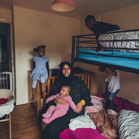 5. Amina. Dětská sestra žije v jednopokojovém bytě spolu s manželem a svými čtyřmi malými dětmi. Catford, březen 2017.