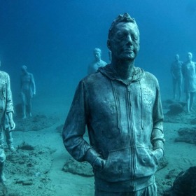 Museo Atlantico je prvním podvodním muzeem v Evropě. Vystavuje sochy britského umělce Jasona deCairese Taylora.