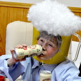 Nechá se srazit autem. A je u toho vysmátá na celé kolo! Selfíčka japonské babičky (89) dobývají svět