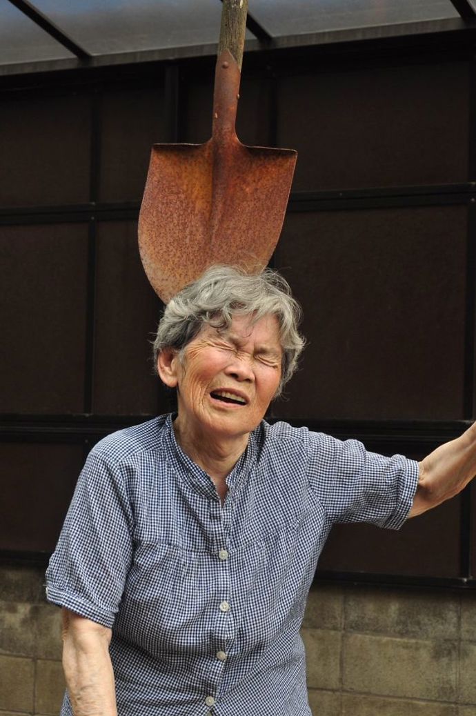 Nechá se srazit autem. A je u toho vysmátá na celé kolo! Selfíčka japonské babičky (89) dobývají svět