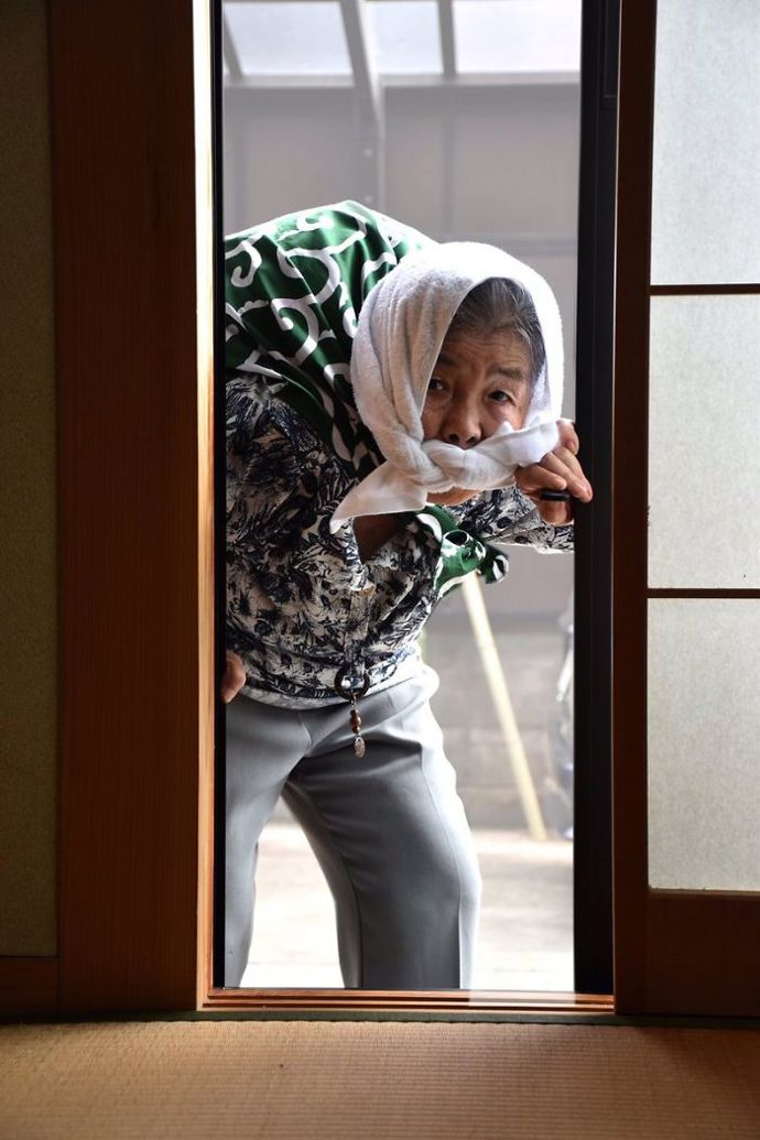 Nechá se srazit autem. A je u toho vysmátá na celé kolo! Selfíčka japonské babičky (89) dobývají svět