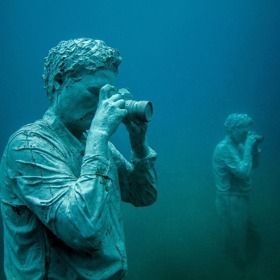 Potápěči si prohlédnou 400 děl z kolekce britského tvůrce, včetně instalací zobrazujících místní faunu a flóru.