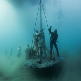 Loď Raft of Lampedusa s 13 uprchlíky na palubě reaguje na aktuální světové dění.