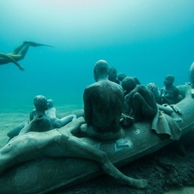 Sochy jsou vyrobeny z pH neutrálního betonu užívaného pro výrobu lodí a mají přitáhnout pozornost k životu na moři.