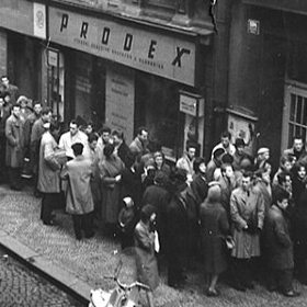 Po otevření se do divadla Semafor stály takovéhle fronty.