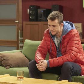 Z Matěje se stal úspěšný mladý muž, který slibně nastartoval svou profesní kariéru. Jenže stačila shoda nešťastných náhod, aby se mu během pár vteřin změnil život od základů. 