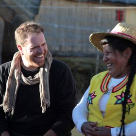 Josh se na svých cestách setkává s nejrůznějšími lidmi