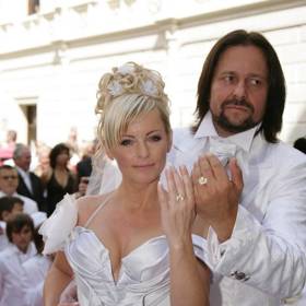 Pompézní svatba Ivety a Jirky a jejich prstýnky ze sedmikrásek.