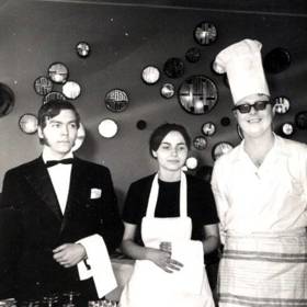 Číšníci a kuchař v lepší restauraci