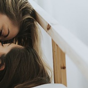 Lesbičky se před sebou stydí méně