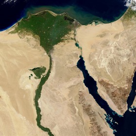 Egypt se nachází na severu Afriky, rozkládá se na ploše o velikosti 1 001 450 km2 a sousedí s Libyí, Súdánem a Izraelem