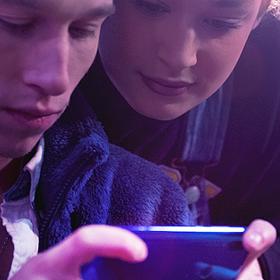 Na chytrých telefonech můžete sledovat filmy a seriály klidně celý den.