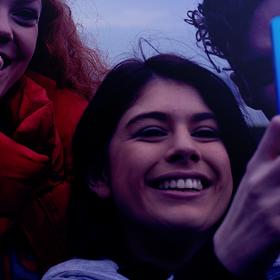 Fotky, online vysílání, točení videí - to je to, co mládež baví