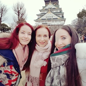 Ivanka s kamarádkami na cestách.