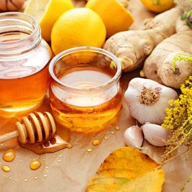 Med, česnek, citron a bylinky - vše co potřebujete k vybudování správné imunity