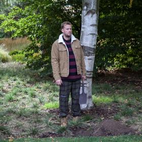 Jakub Prachař ztvárnil nevlastního bratra hlavní hrdinky, který je podivín a na střeše chová včely. 