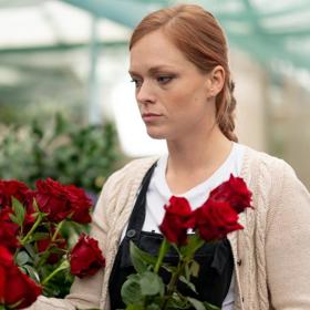 Elišce (Ester Geislerové) tikají biologické hodiny, jeden muž jí utekl ze svatby a další nestojí za nic, takže lov na chlapy začíná. 