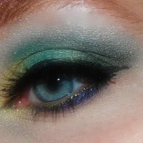 O oční okolí byste měla začít pečovat už ode dne, kdy se začnete pravidelně líčit.