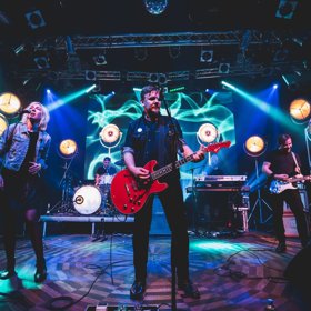 Na klubovém turné zazní oblíbené hitovky, ale i několik nových skladeb z připravovaného alba