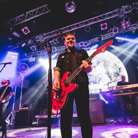 Do playlistu zařadí tentokrát kapela i písničky ze starších alb, které ještě na koncertním pódiu nedostaly prostor.