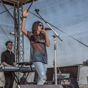 Turné Hrůza v klubu bude předskakovat mladá talentovaná zpěvačka a herečka NELLY, se kterou Michala Hrůzu pojí duet Sázava k filmu Špunti na vodě