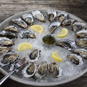 Ústřice a sklenka sektu jdou k sobě dokonale.