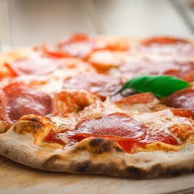 Salámová pizza 

Suroviny:

sušené oregano
80 g strouhaný sýr
4 ks rajčata
150 g Poličanu

těsto

1 lžička sůl
200 ml mléko
350 g hladká mouka
80 g máslo
2 lžičky prášek do pečiva

Postup:

Mouku smícháme s práškem do pečiva a solí, přidáme máslo a mléko a vše zpracujeme na hladké těsto. Těsto rozdělíme na čtyři porce. Každou porci vyválíme na pomoučené pracovní ploše na kolo o průměru 15cm. 

Kola položíme na plech vyložený papírem na pečení. Omyjeme rajčata, odstraníme důlek od stopky a nakrájíme na plátky. Rajčata a salám naskládáme na těstová kola. Posypeme sýrem a oreganem. 

Troubu předehřejeme na 225°C a pečeme asi 12min.

