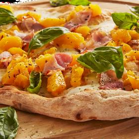 Pizza s pršutem a ovocem