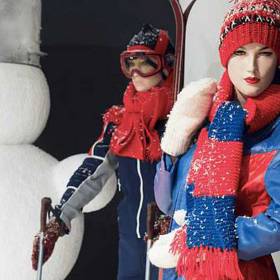 Sněhulák a retro výbava na lyže.