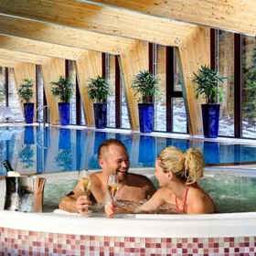 Hodinka vířivky ve dvou nebo wellness víkend navodí atmosféru svátečního večera.