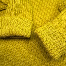 Aby vyprané svetry neztratily svůj původní tvar a jejich vlákna se tíhou vody nezpřetrhala, nikdy je nevěšte na šňůru nebo sušák, sušte je ve vodorovné poloze