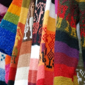 Pokud své svetry pravidelně házíte do pračky s ostatním oblečením, nedivte se, že ztrácejí barvu