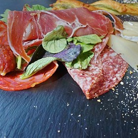 Takovéhle úžasné tapas ještě více ozvláštní paštika.