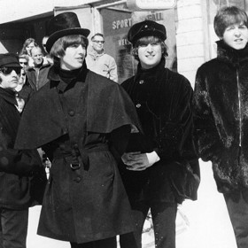 John Lennon chtěl původně natočit skladbu "Help!" v pomalém stylu Boba Dylana, ale pro úvod filmu byla nutná rychlá klasická beatlesovka