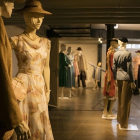 Výstava kostýmů k filmu Skleněný pokoj.