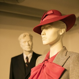 Výstava kostýmů k filmu Skleněný pokoj.