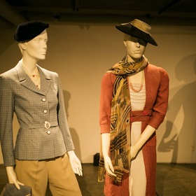 Výstava kostýmů k filmu Skleněný pokoj.