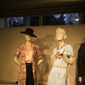 Výstava kostýmů k filmu Skleněný pokoj.