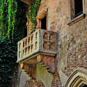 Ve Veroně u balkonu stejného jako u Julie chce každá slyšet slova lásky.