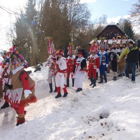 Celá maškara se dělí na maškaru "červenou" a "černou", tu červenou maškaru tvoří dva červení a dva modří "turci", "laufr", také nazývaný "strakatý", "žena " a "kobyly".