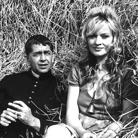 Je slavnou dcerou slavných rodičů, Vlastimila Brodského a Jany Brejchové (ve filmu Farářův konec).