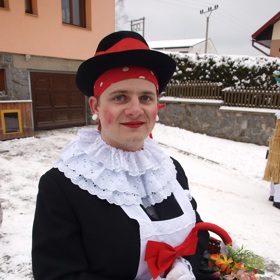 Do masek se tradičně strojí pouze muži, a to i do masky zvané "žena".