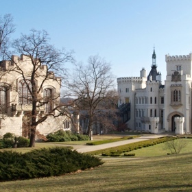 Zámek Hluboká nad Vltavou s jízdárnou