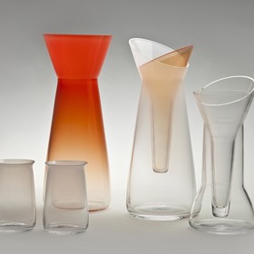 výstavu, která představuje průřez moderním mladým sklářským designem a řemeslným uměním studentů