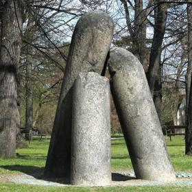 Některé teorie objasňující původ sloupu tvrdí, že se jedná o dávný časoměřič či milník, některé mluví o sloupu jako středověkém pranýři