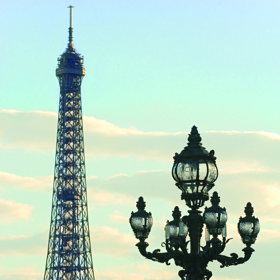 Věž má dvě restaurace, jednu v prvním patře a druhou ve druhém patře.