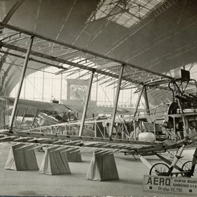 Další jedinečný snímek z dosud nezveřejněného archivu Františka Blahože - letadlo Aero A1 na 1. mezinárodní letecké výstavě konající se na pražském výstavišti v roce 1920.