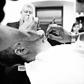 V klasických holičstvích se holí břitvou